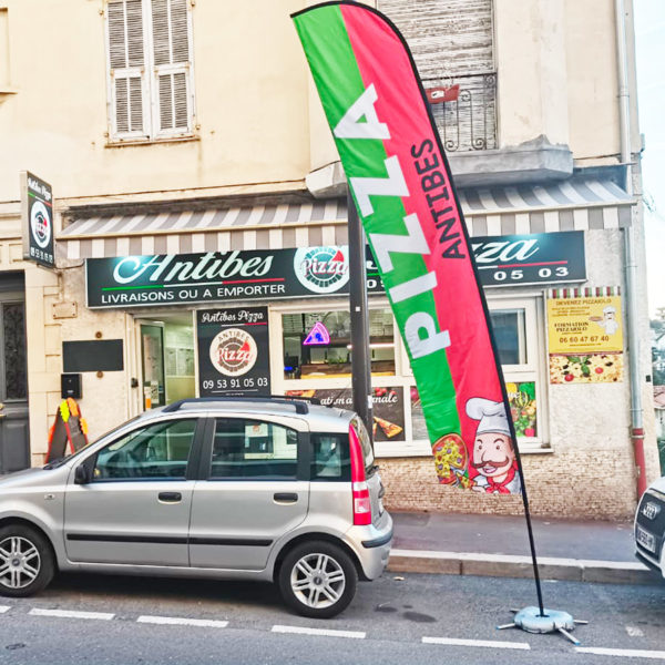 Fourniture de drapeaux personnalisé pour pizzeria par agence webmarketing emacrea