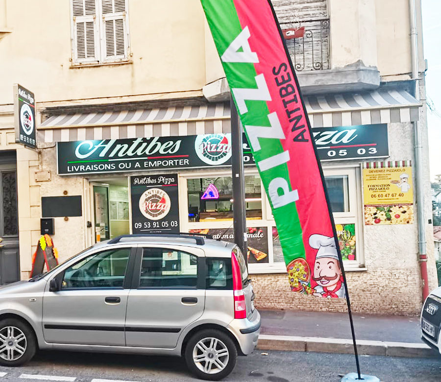 Fourniture de drapeaux personnalisé pour pizzeria par agence webmarketing emacrea